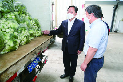 程向民检查常态化核酸采样点布局建设和物资保供工作时强调