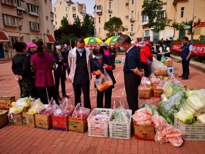 青岛市南湛山社区:半小时售完3000斤 新鲜蔬果进社区助农惠企利民